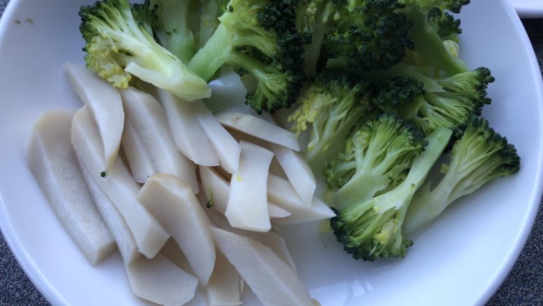 飞饼蔬菜挞,两者分别烫一会捞出,沥干水分待用