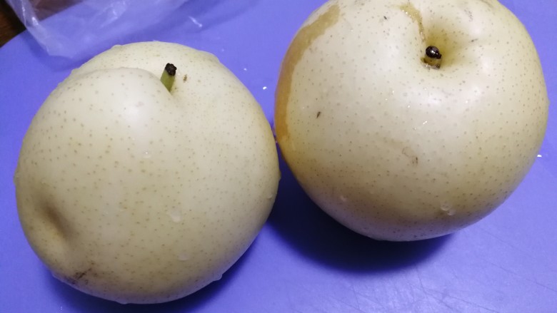 冰糖银耳百合梨羹,黄冠梨2个洗净,