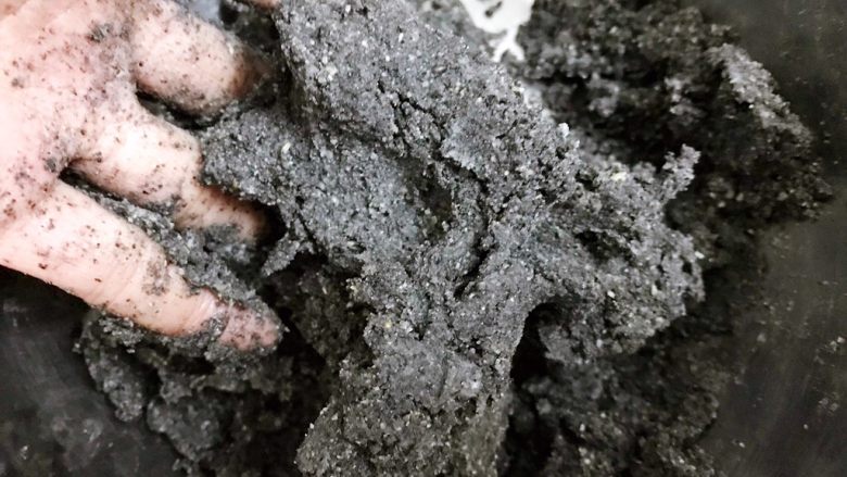 流沙黑芝麻馅,洗干净双手,用手把猪油和芝麻粉反复揉捏至完全融合