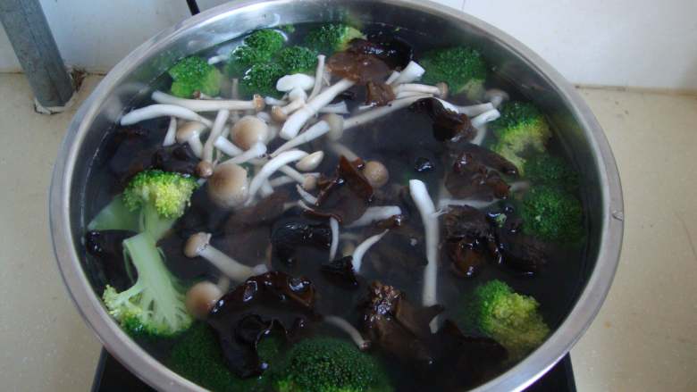 麻辣香锅,跟火锅丸子一起焯水,海虾剪掉虾须备用