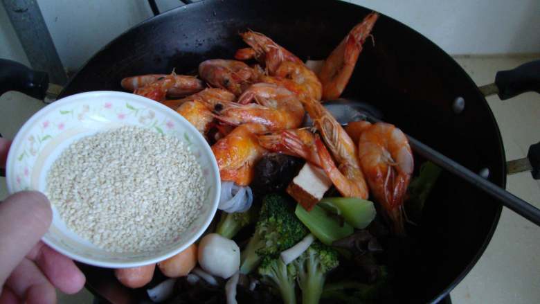 麻辣香锅,加盐、鸡精、糖少许、酱油、芝麻、藤椒油、香油,翻炒均匀即可