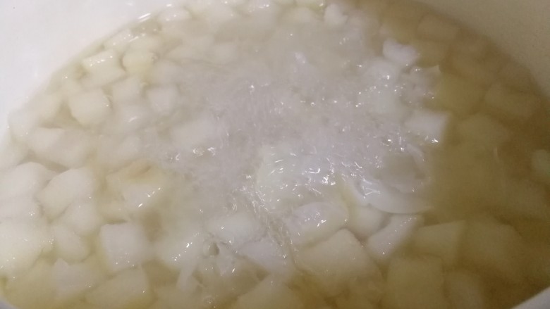 冰糖银耳百合梨羹,这些食材很耐熬。如时间充裕的话可以多煮些时候,将银耳的胶质熬出。