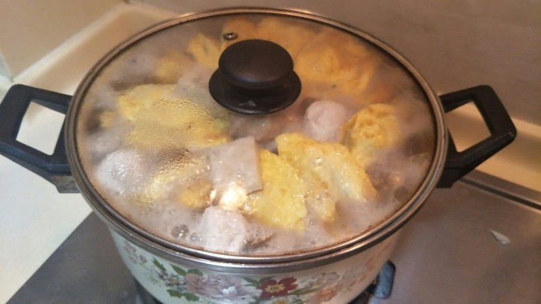 温暖的全家福🍲, 大火烧开以后转小火。慢慢煮30分钟。就完成了。咸淡可以自己调整。