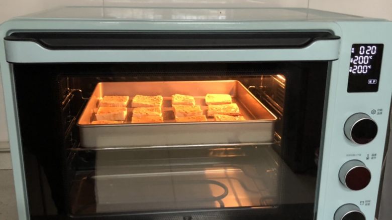 凤味烤豆腐,送入预热好的烤箱,中层上下火200度,烤20分钟左右