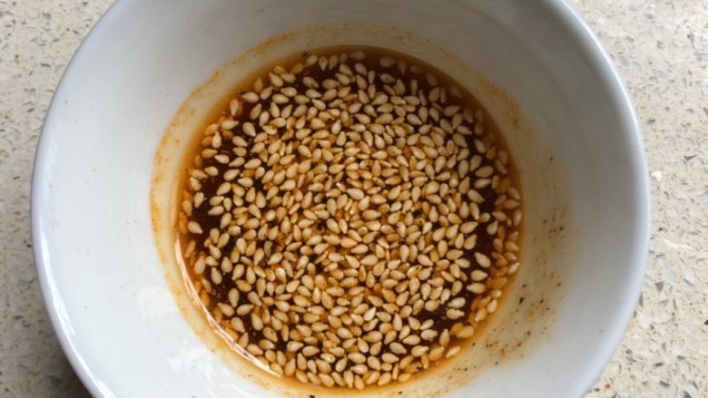 凤味烤豆腐,除葱花外,所有调料调成酱汁、尝一下咸淡