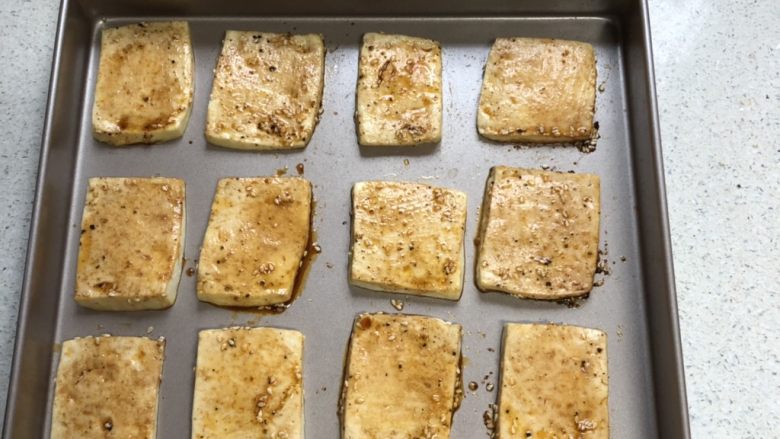 凤味烤豆腐,10分钟后将烤盘拿出,再刷一层调料,继续烘烤