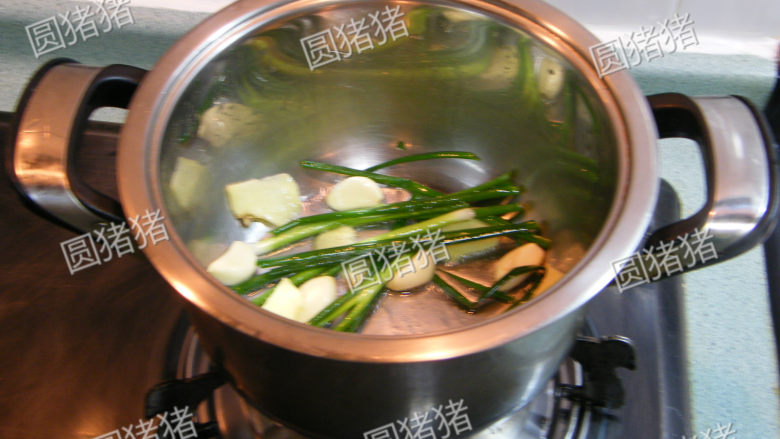 浓香不腻的红烧狮子头,锅内放入油,把葱,姜,蒜爆出香味。