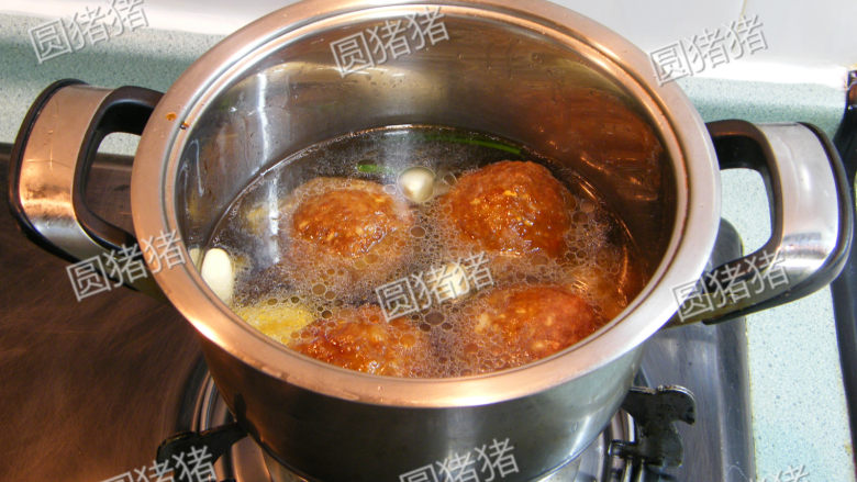 浓香不腻的红烧狮子头,将肉丸放入大砂锅内，加入料酒、<a style='color:red;display:inline-block;' href='/shicai/ 692'>酱油</a>、<a style='color:red;display:inline-block;' href='/shicai/ 742'>糖色</a>、1000克水。