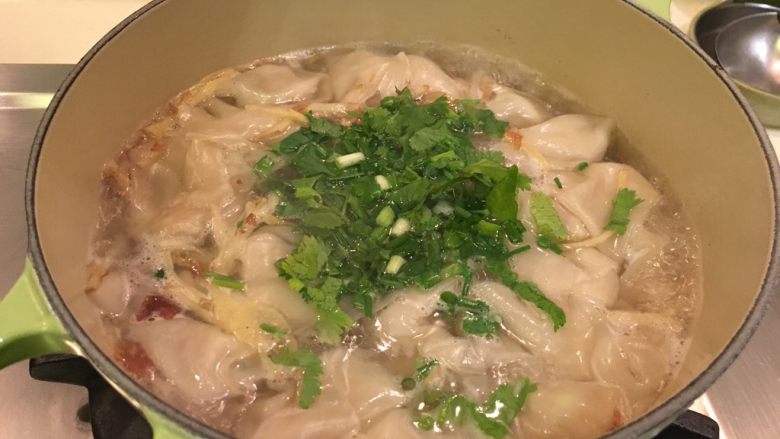 葱葱猪小馄飩,撒上香菜末跟葱花!搞定!