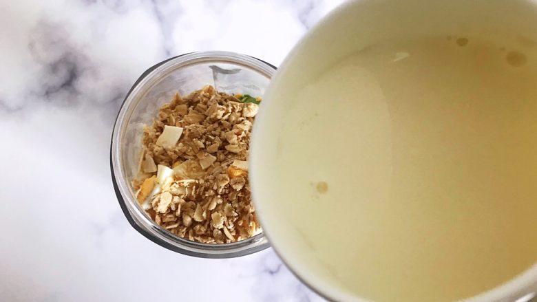 蜂蜜牛油果鸡蛋麦片牛奶糊,倒入纯牛奶,喜欢成品浓稠一些的就加230g,喜欢稀一点的就加250g,随你个人喜好