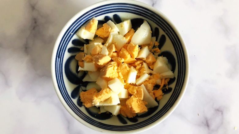 蜂蜜牛油果鸡蛋麦片牛奶糊,鸡蛋去壳,切成小块