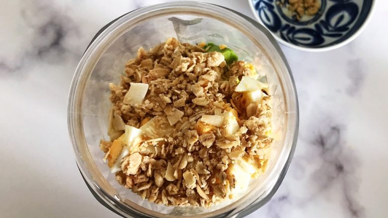 蜂蜜牛油果鸡蛋麦片牛奶糊,放入即食燕麦片,留出少许备用