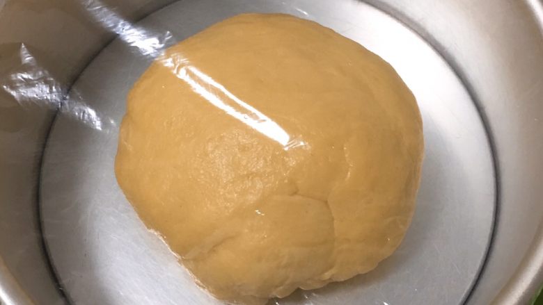 喜饼+蓝莓味,滚圆放入模具,盖上保鲜膜。