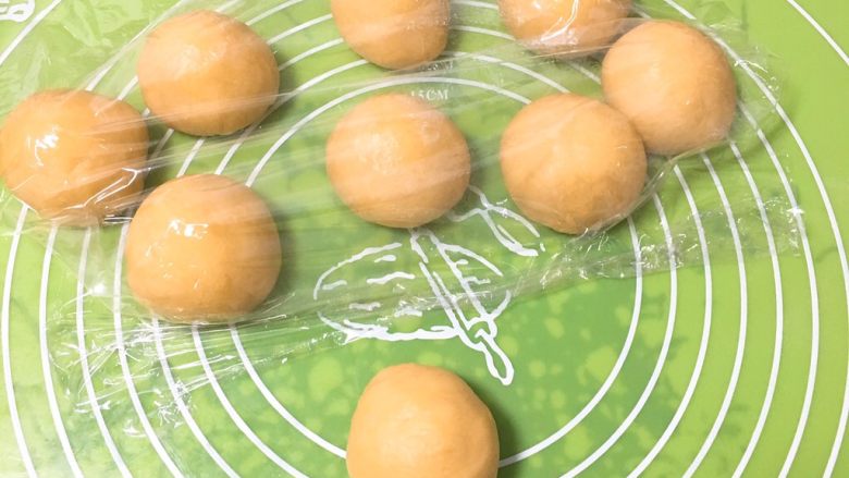 喜饼+蓝莓味,分成九个剂子,滚圆盖上保鲜膜。