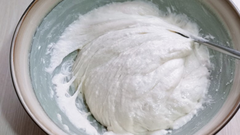 中种豆沙吐司面包,发至有很多泡泡的状态即为发酵完成!