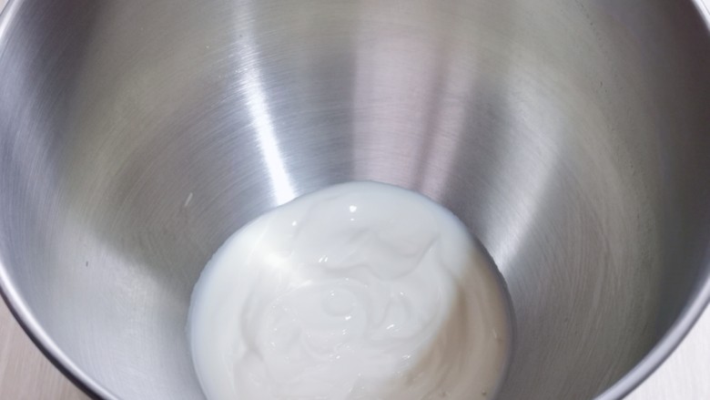 中种豆沙吐司面包,准备面团,首先将酸奶放入厨师机中。