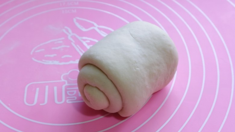 中种豆沙吐司面包,由上而下卷起,依次做完。