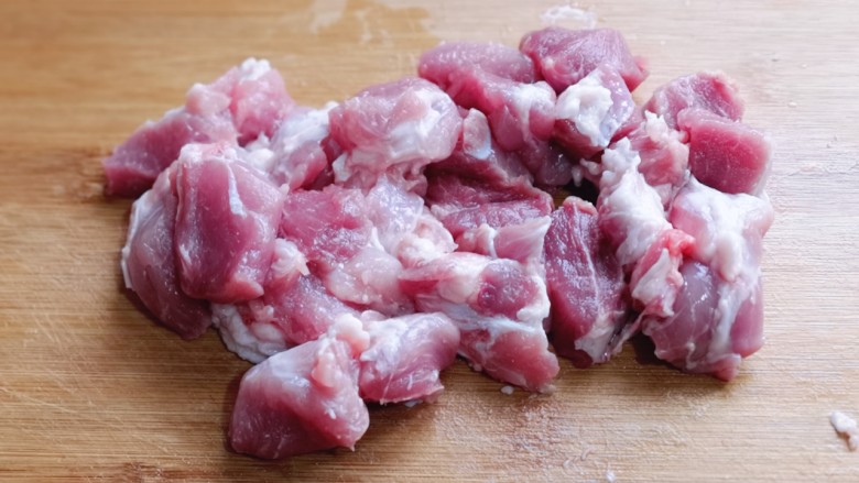 胡萝卜焖笋烧肉,将肉用温水洗干净,再切小块。
