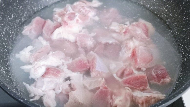 胡萝卜焖笋烧肉,锅中加入水,冷水入锅,烧开后煮2分钟捞出,再用温水将肉上的杂质冲洗干净。