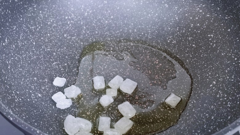 胡萝卜焖笋烧肉,起油锅,加入冰糖,全程小火将冰箱炒至融化。
