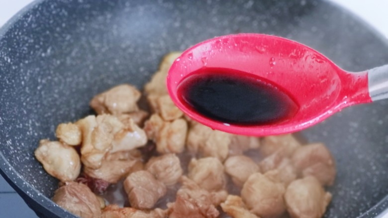 胡萝卜焖笋烧肉,再加入<a style='color:red;display:inline-block;' href='/shicai/ 788'>生抽</a>,翻炒均匀。