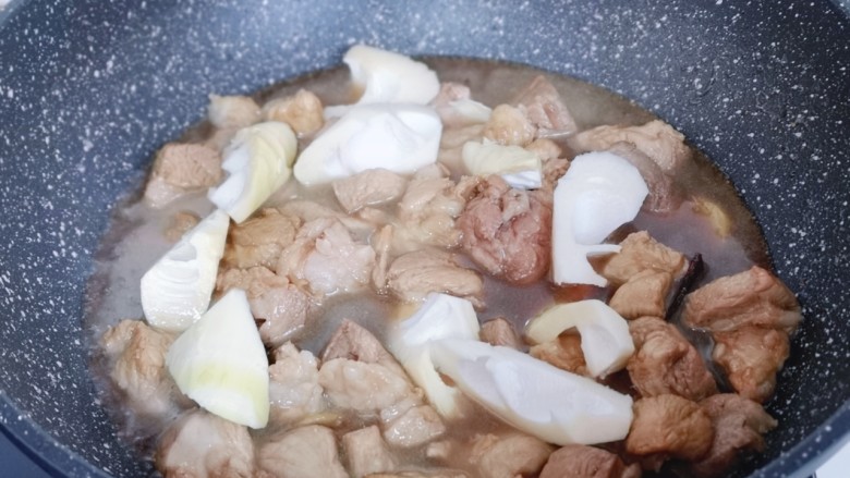 胡萝卜焖笋烧肉,加入切好的笋,再炖20分钟。
