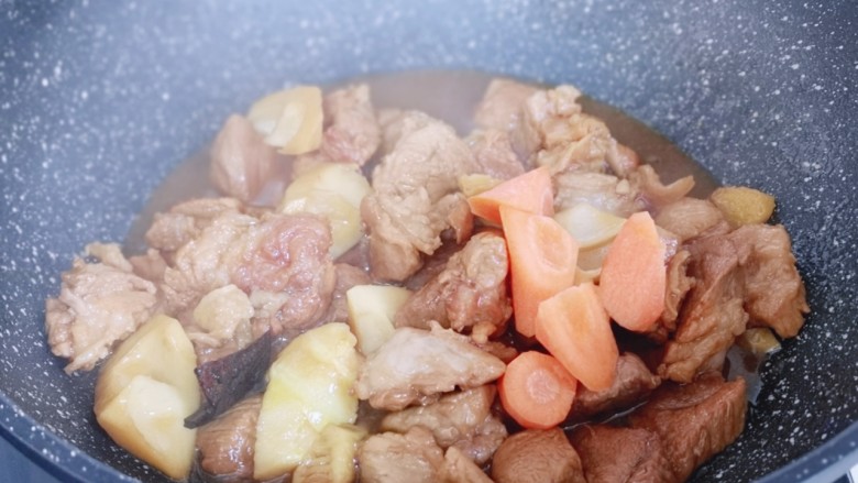 胡萝卜焖笋烧肉,20分钟后,肉好了,笋也熟了,加入切好的胡萝卜。