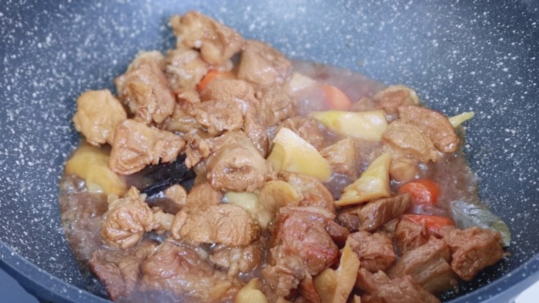胡萝卜焖笋烧肉,大火收汤,即可出锅。