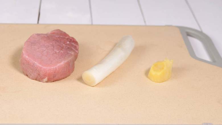 宝宝辅食 牛肉泥,准备好食材,<a style='color:red;display:inline-block;' href='/shicai/ 216'>牛肉</a>清洗干净。