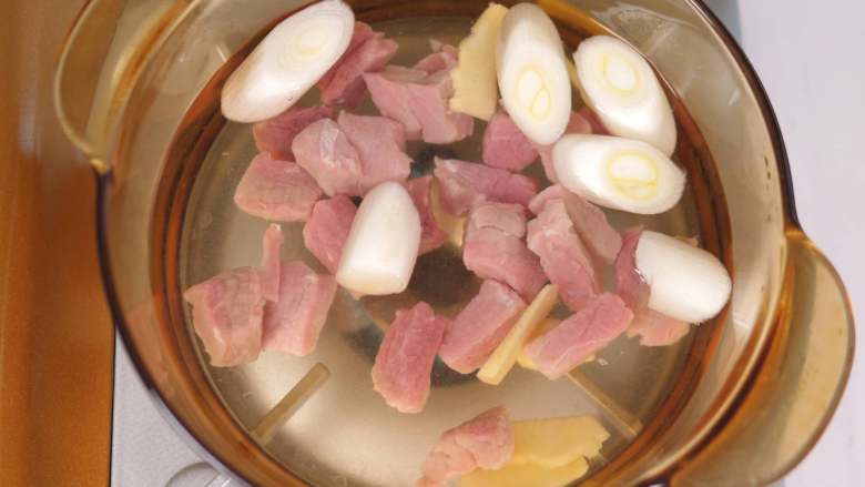 宝宝辅食 牛肉泥,牛肉冷水下锅,放葱姜一起烧开。