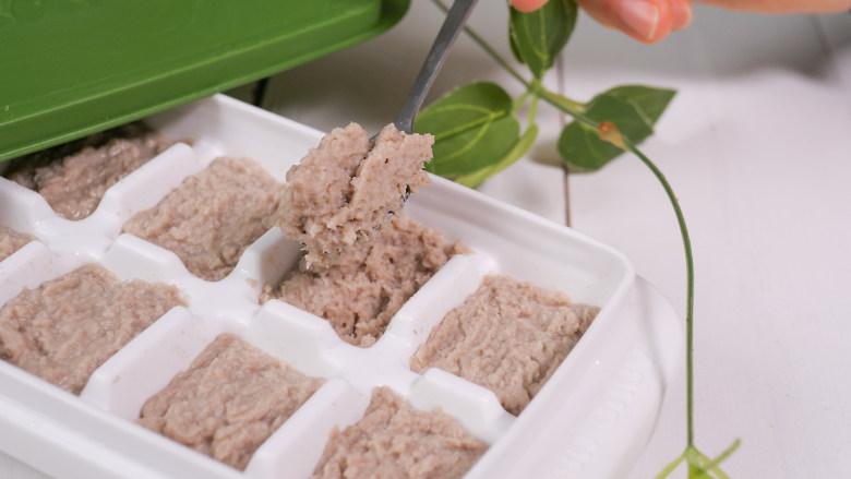 宝宝辅食 牛肉泥,不要打成肉汁,只要把肉打碎即可。
