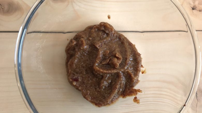 松软枣糕,放入料理机里打成泥,晾凉