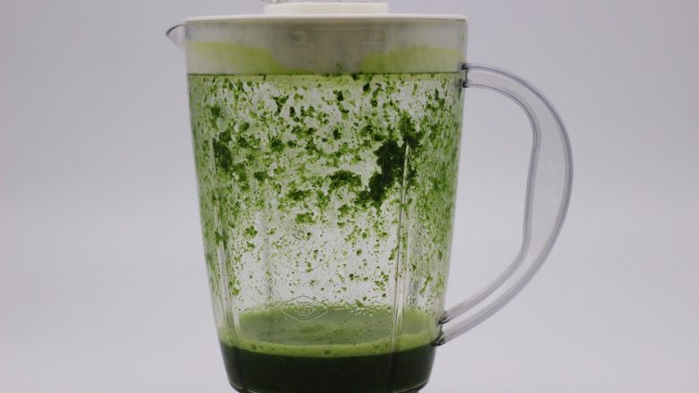 翡翠白玉生煎包,首先把菠菜叶洗净后放到料理机里,加入2克盐和适量水,把菠菜榨汁后过滤出来备用。