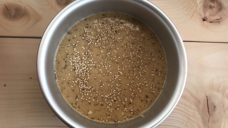 松软枣糕,放入六寸模具里,撒上芝麻,放入提前预热好的烤箱上下火170度35分钟