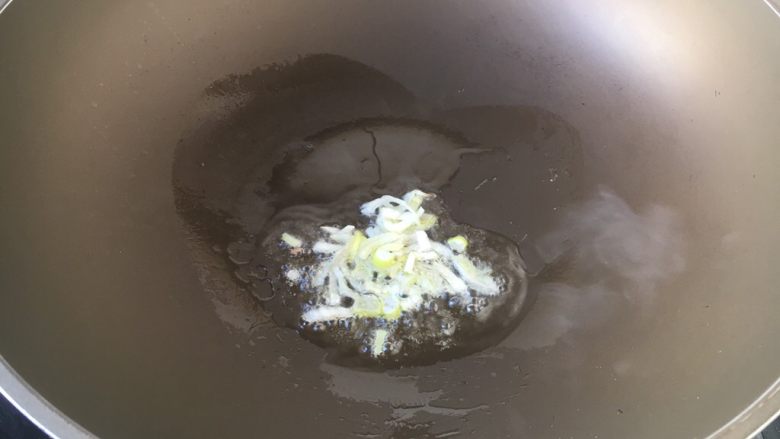 芝士焗番茄鲜虾米饭盅,热锅凉油(2勺),放入葱花炒香。