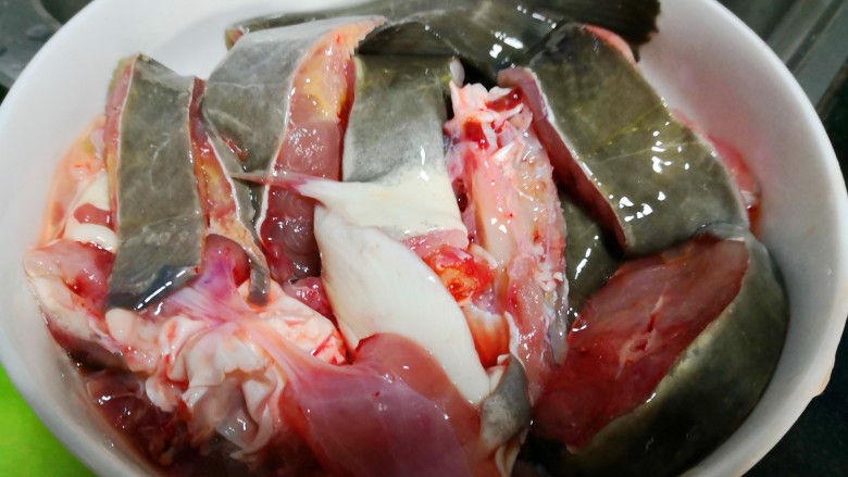 鲶鱼豆腐煲,<a style='color:red;display:inline-block;' href='/shicai/ 367'>鲶鱼</a>杀洗干净,剁成大块。可以请鱼摊摊主帮忙搞定。