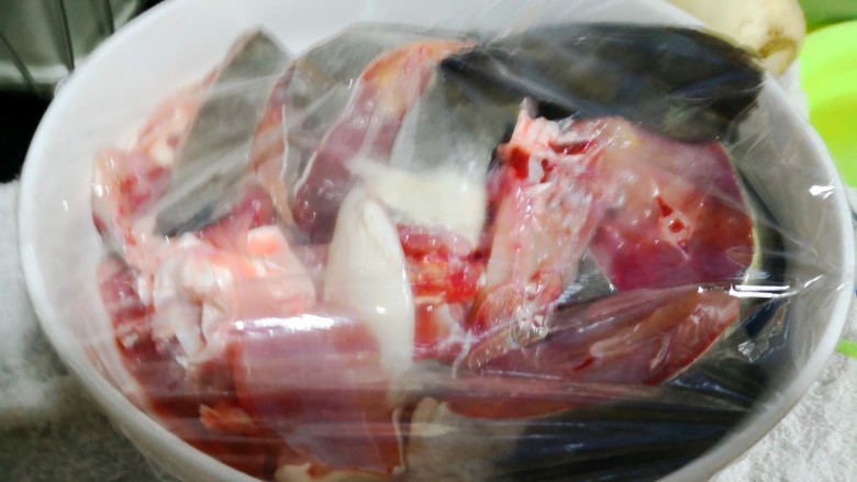 鲶鱼豆腐煲,加3克盐,揉匀,加盖保鲜膜,放冰箱一小时以上。