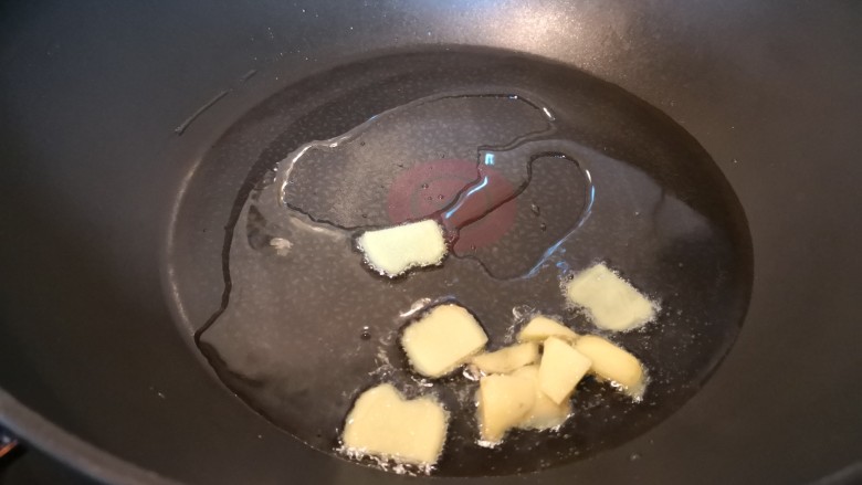鲶鱼豆腐煲,下姜片,小火将姜片煎至略微收缩。