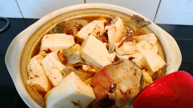 鲶鱼豆腐煲,中途将豆腐和鱼轻轻地推一下,使之受热均匀。