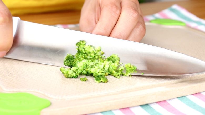 时蔬鳕鱼碎碎面,焯好水的西蓝花切碎
tips:宝宝刚开始吃末状食物时,妈妈们一定要切得碎一些,让宝宝适应从泥状过渡到末状食物哦