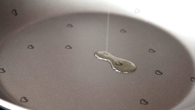 时蔬鳕鱼碎碎面,锅中倒入2g食用油,开火,油热之后,放入胡萝卜
tips:宝宝从6个月开始就可以适当添加些食用油了,一般选用核桃油、亚麻籽油、牛油果油、花生油等,但是核桃油和亚麻籽油不适合高温哦,一般只需要在做好辅食后滴几滴即可。