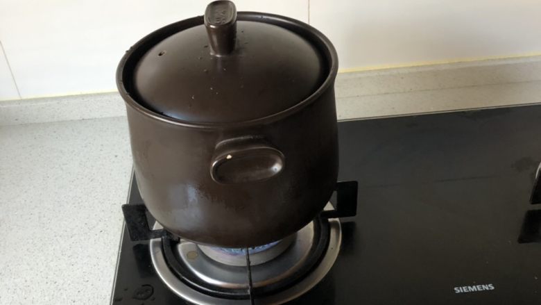 大骨哆烂面,煮开后,开中小火慢炖1小时