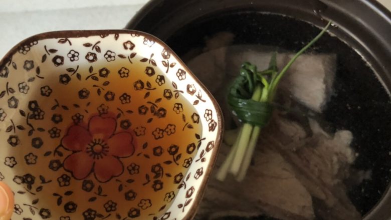 大骨哆烂面,放入<a style='color:red;display:inline-block;' href='/shicai/ 718'>料酒</a>,煮开