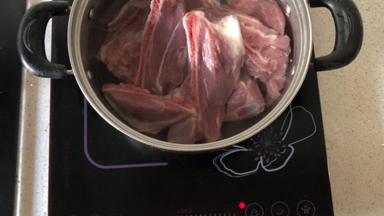 大骨哆烂面,扇骨冷水入锅绰一下水,洗净
