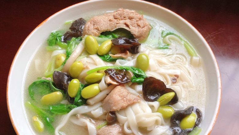 大骨哆烂面,肉也炖的软烂,面条吸收了汤的精华