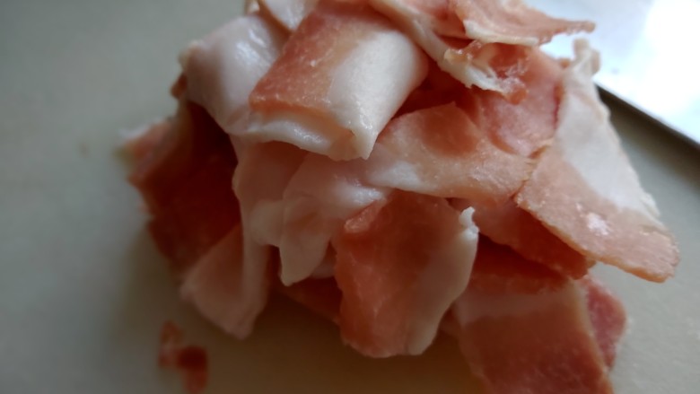 虎皮椒香小炒肉,<a style='color:red;display:inline-block;' href='/shicai/ 428'>五花肉</a>切薄片,不要太厚,太厚油煸不出来。
