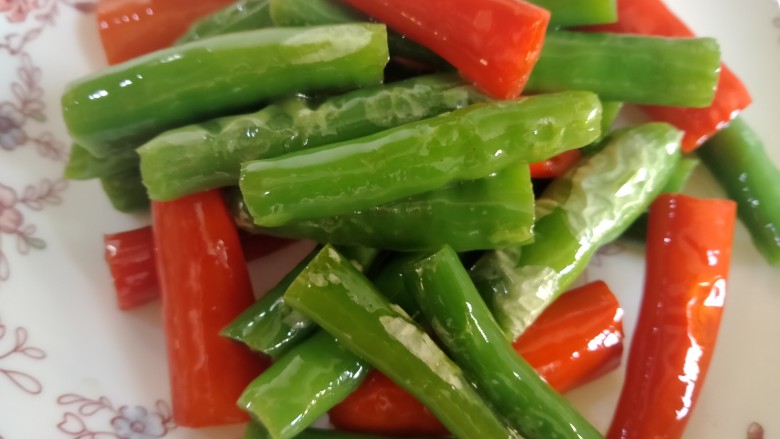 虎皮椒香小炒肉,煸出虎皮,装盘备用。