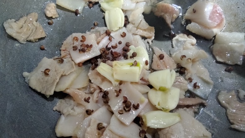 虎皮椒香小炒肉,将五花肉煸出六分熟,放入<a style='color:red;display:inline-block;' href='/shicai/ 700'>花椒</a>,大蒜子,接的小火慢慢煸香。