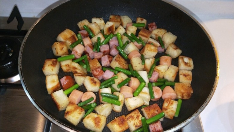 新文美食  网红馒头变身鸡蛋饼,把馒头块在锅边摆放整齐。