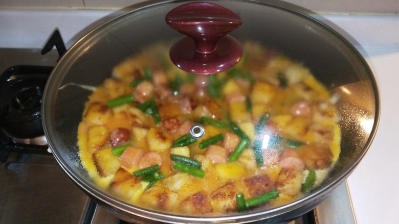 新文美食 网红馒头变身鸡蛋饼,盖上锅盖小火煎制。